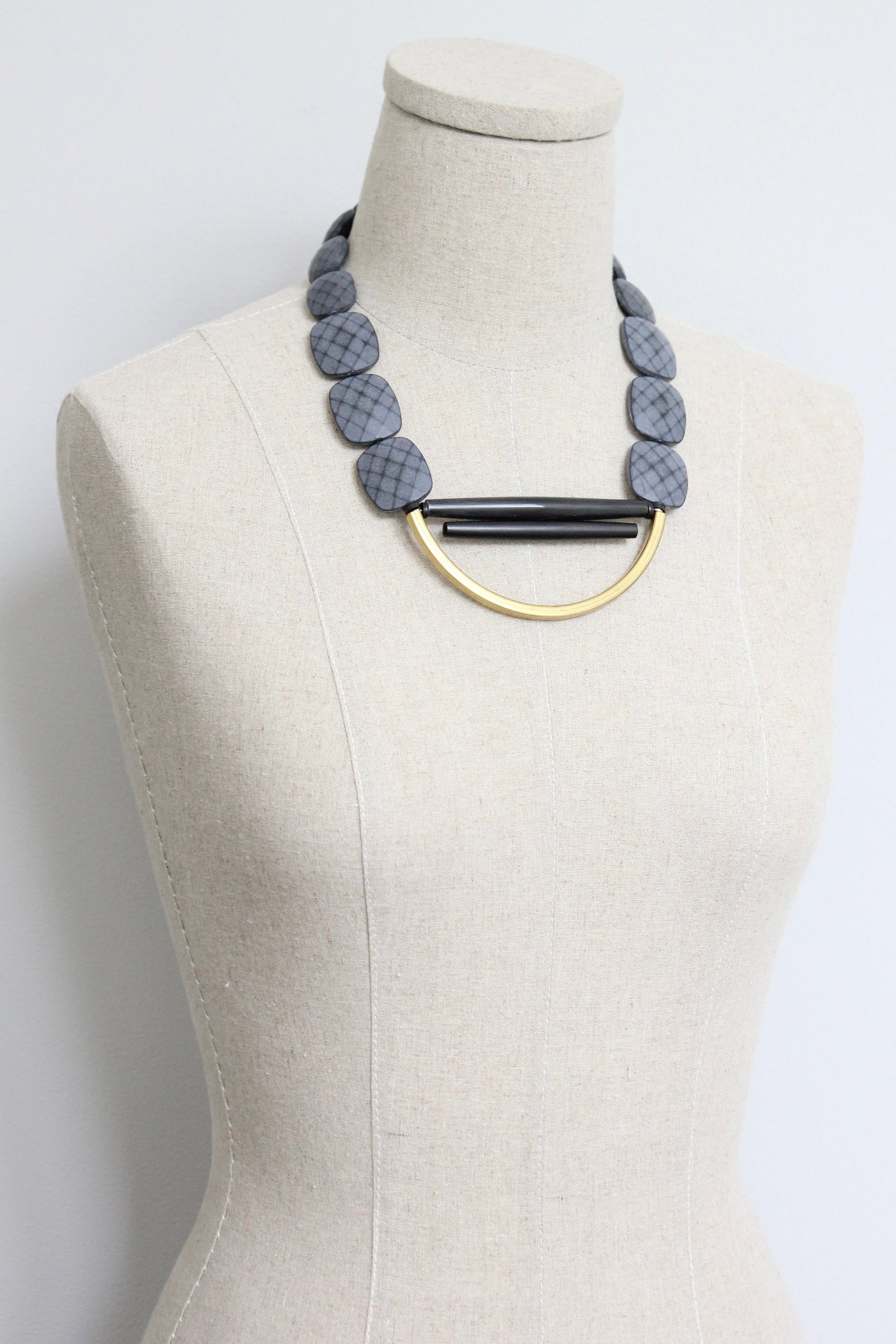 LEX619 Black bib necklace