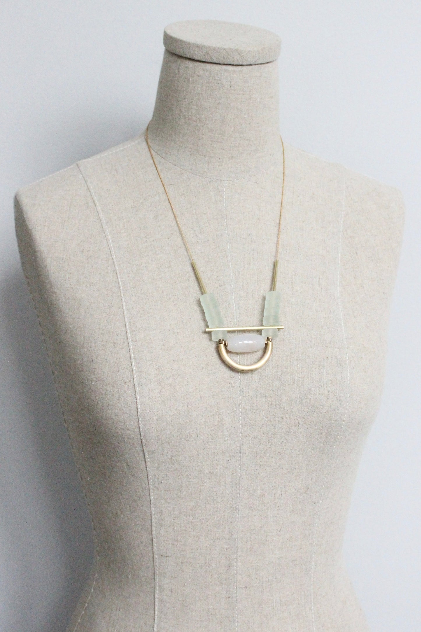 MLN121 Glass and agate geometric necklace