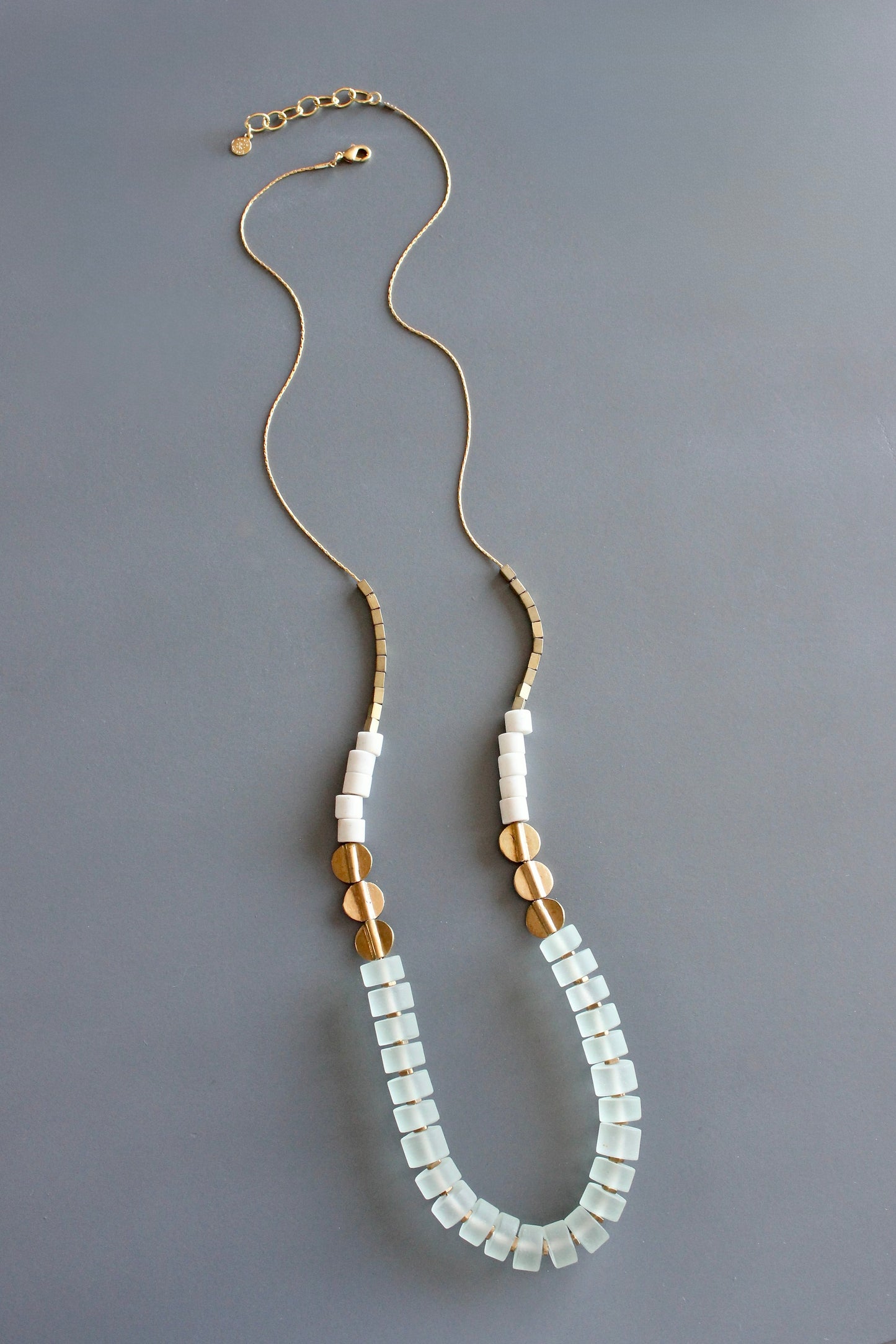 MLN130 Glass and brass necklace