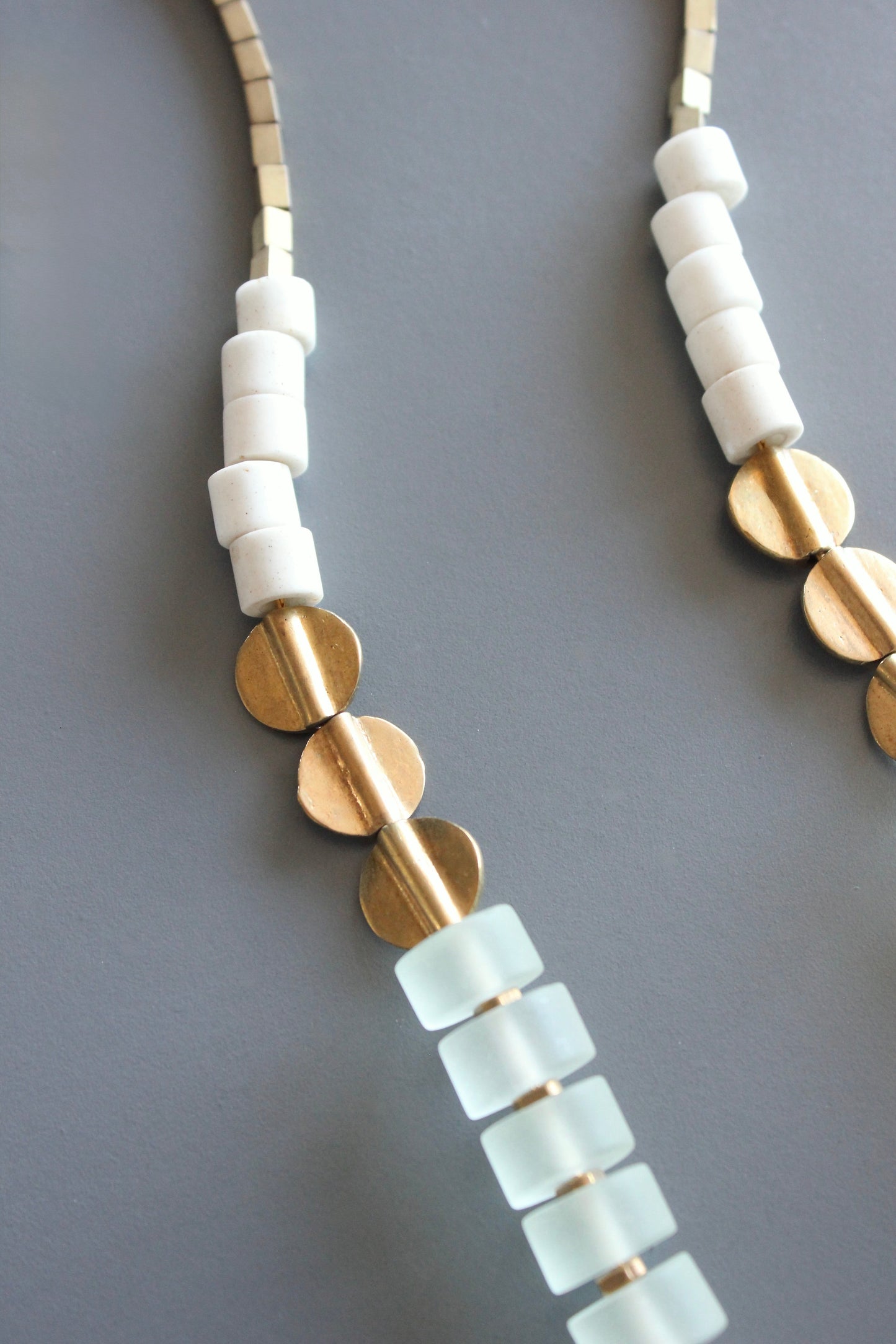 MLN130 Glass and brass necklace