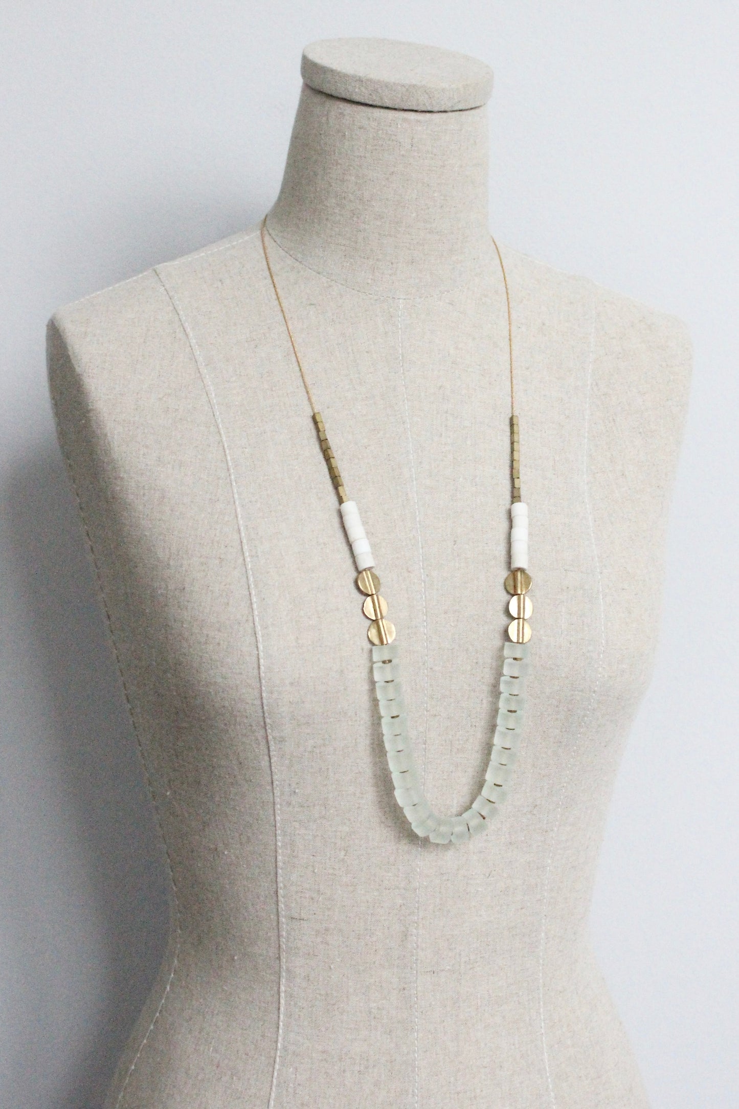 MLN130 Glass and brass necklace