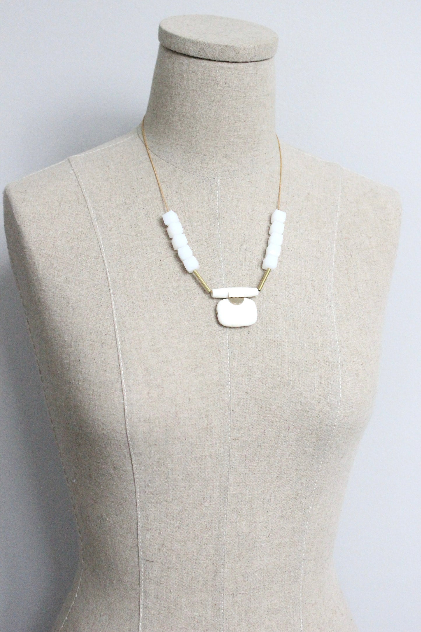 MLN320 Artdeco white pendant necklace