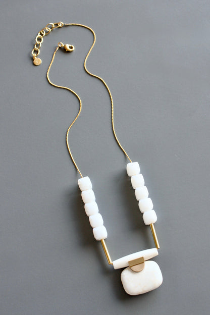 MLN320 Artdeco white pendant necklace
