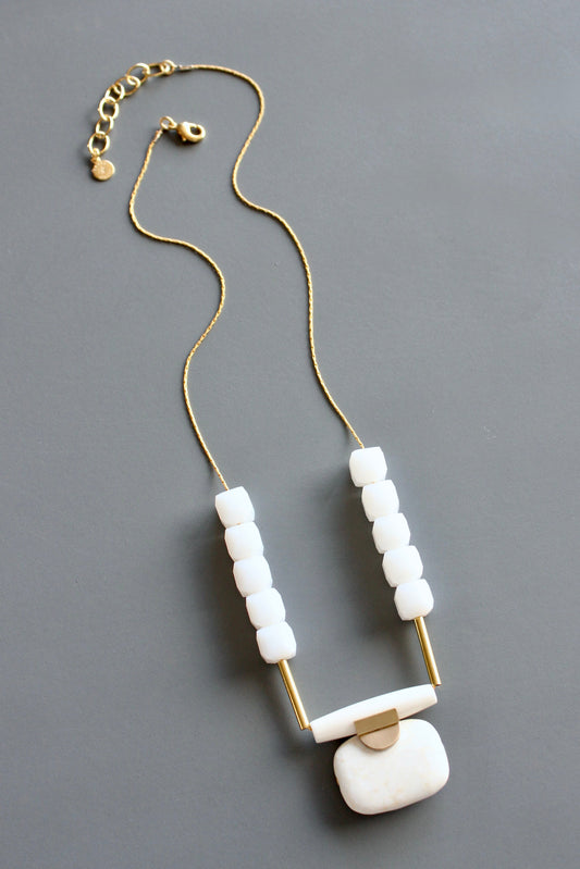 MLN320 Artdeco white pendant necklace