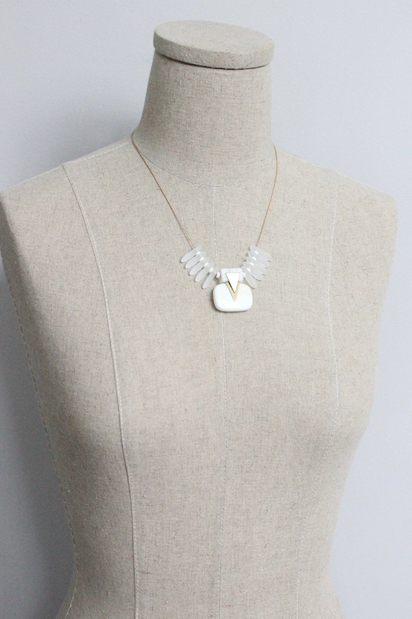 MLN418 White glass fringe Artdeco necklace