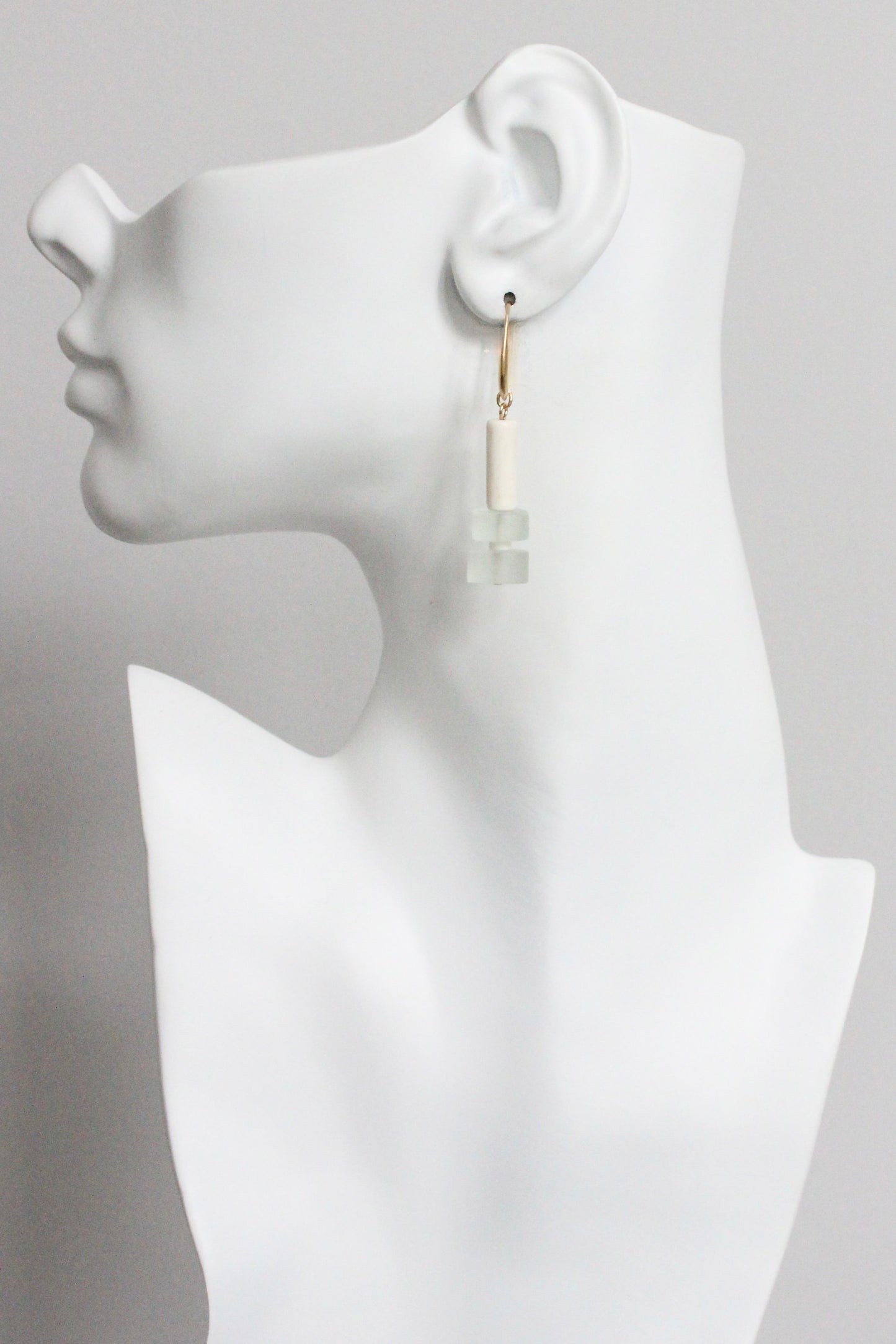 MLNE16 Glass and magnesite geometric earrings