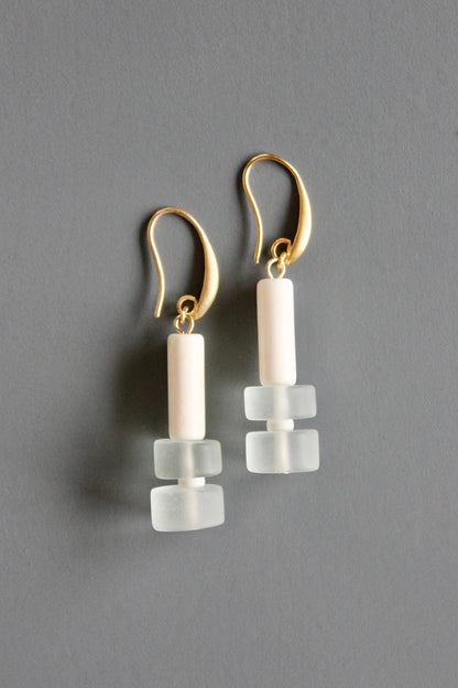 MLNE16 Glass and magnesite geometric earrings