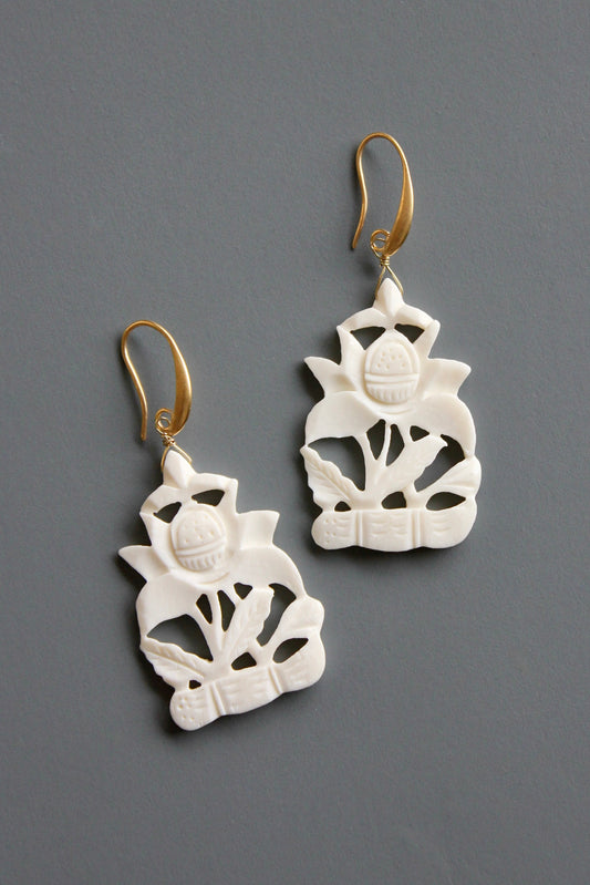 MLNE30 Carved white earrings