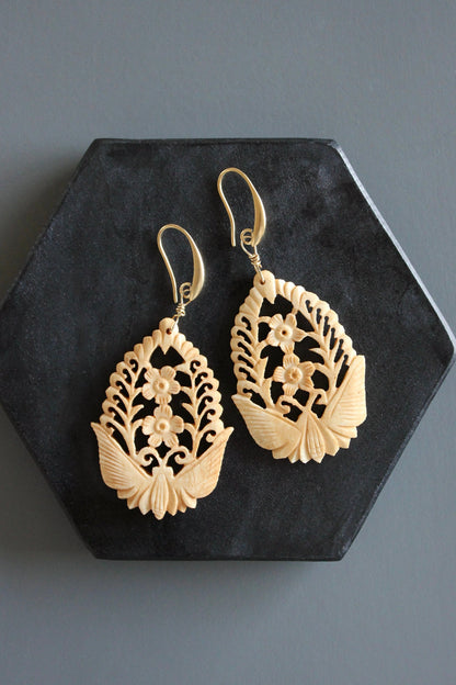 MLNE38 Hand carved earrings