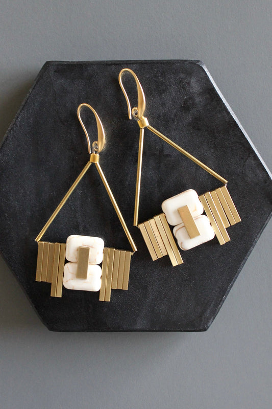 MLNE46 White and brass Artdeco earrings